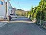周辺：物件前面の道路状況。周辺の建物や道路幅の感覚も、現地写真でご確認いただけます。【2026年10月2日撮影】