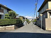 ガレージはカーポート付♪前面道路広々！6ｍ以上の広さがございますので、お車の出し入れもしやすいです♪