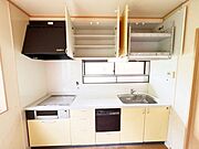 キッチン　上下の収納も充実！2方に窓があるので、採光も換気も充分に取れます！