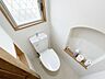 トイレ：綺麗に使用されています。壁にはトイレットペーパー置きもあるので便利です