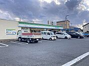 ファミリーマート羽曳野野々上店 徒歩4分。 290m