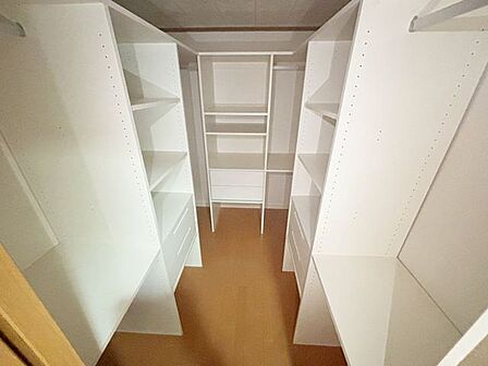 収納力を持つウォークインクローゼットで部屋はいつも整理整頓。着たい服もすぐに見つけられます。スーツケースなど大型のものもすっきり収納♪