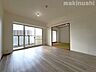 リビング/ダイニング：バルコニーから自然光が入る明るいリビングが魅力的なお部屋です♪和室と続き間になっておりますので、より一層開放感のある空間です！