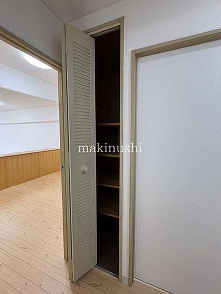 全居室が収納付き!廊下やリビングにも収納がついた充実のお家です♪廊下収納は生活用品のストックや掃除用具を見えないようにすっきり収納!