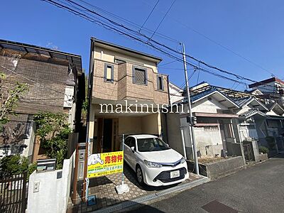 外観:平成15年建築の3DK!大きな屋根裏収納付きの家!明るい色合いの外観が特徴です。西・東側の二方接道!東側は空き地になっているので通風も良好です。 外観:平成15年建築の3DK!大きな屋根裏収納付きの家!明るい色合いの外観が特徴です。西・東側の二方接道!東側は空き地になっているので通風も良好です。