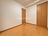 室内：平成15年12月建築の5階建てマンション！物件は2階部分にございますので、エレベーターだけでなく階段でも気軽に上り下りできる階数です♪