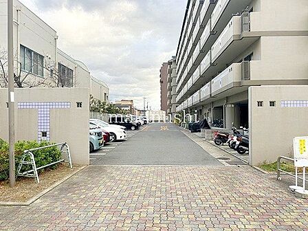 近隣には市民体育館やスポーツグラウンド、市立図書館など公共施設が多数あり、お子様を育てるのに良い環境です!