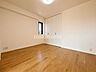 室内：南西の角部屋で、全居室に窓がございます♪角部屋は隣り合う部屋が片側だけになるため、両隣に挟まれた中部屋に比べて隣人の生活音が伝わりにくく、静かに過ごしやすいお部屋です♪
