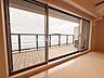 リビング/ダイニング：LDKは15.4帖の広さがございます！室内は綺麗に使われています♪大きな窓から光が差し込む風通しの良いリビングです♪