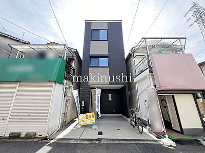 外観:令和4年建築の築浅のお家♪玄関に土間収納がございます♪汚れを気にせず使えるので用途は多岐にわたります! 外観:令和4年建築の築浅のお家♪玄関に土間収納がございます♪汚れを気にせず使えるので用途は多岐にわたります!