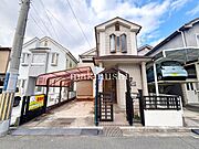 土地面積約30坪！南向きの陽当たりの良い立地です！カーポート付きの駐車場で雨の日の車の乗り降りも楽々です！