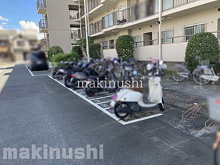 バイク置場 管理人が日勤している為、マンション共用部分の管理も安心です。