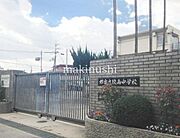 大きな鏡の洗面化粧台！身だしなみを整えたりメイクをするのにも便利です！鏡面の裏は収納になった機能的な洗面台です！