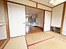 室内：リビングの続きの間になっているので、居室だけでなくリビングの延長として広く使うこともできますね♪