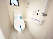トイレが1階と2階の2箇所にあるので、来客や朝の忙しい時間帯でも順番待ちの必要なし！階を移動する手間が少なく楽ちんです♪