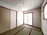 室内：全居室6帖以上のゆとりある間取り！1階納戸は和室タイプになっているので、来客時のお泊り部屋や、コタツを置いてセカンドリビングに♪