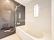 ゆったりとしたバスルーム！ステップのある浴槽なので、半身浴でのんびりくつろぎタイムがすごせます♪浴室暖房乾燥機付きです！