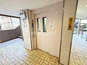 マンション共有部分　マンションには管理人が日勤体制で勤務しておりますので、防犯上、施設管理上も安心です！