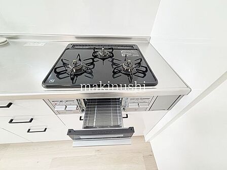 システムキッチンにはコンロ三口あり。同時調理ができるので調理の時間短縮ができて効率的に調理!使い勝手の良いキッチンです♪