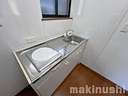2階キッチン♪バルコニー側にも出入口があるので、バルコニーにテーブルやデッキチェアーをおいてアウトドアリビングにすることも♪
