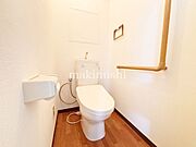 トイレには手すりあり♪L字型になっており、段階的に立ち座りの姿勢移動ができるので、ご年配の方の利用の際にも安心です♪