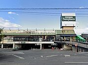 サンプラザ島泉店 徒歩8分。 570m