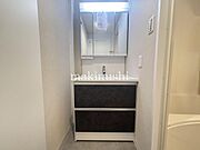 大きな鏡の洗面化粧台！大きな洗面ボウルで身だしなみを整えたりメイクをするのにも便利です！鏡面の裏は収納になった機能的な洗面台！
