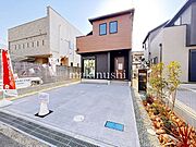 カースペースは並列で2台分！前面道路との高低差もございませんので出し入れスムーズ！前面道路幅員は5.9ｍの広さがございます！