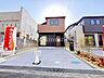 外観：カースペースは並列で2台分！前面道路との高低差もございませんので出し入れスムーズ！前面道路幅員は5.9ｍの広さがございます！