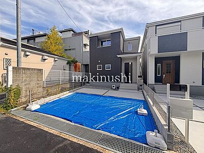 外観:スーパーは約320m(徒歩4分)の距離で普段のお買い物も便利な立地!徒歩2分の距離コンビニがあるので簡単な買い物なら近場ですませられます♪ 外観:スーパーは約320m(徒歩4分)の距離で普段のお買い物も便利な立地!徒歩2分の距離コンビニがあるので簡単な買い物なら近場ですませられます♪