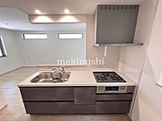システムキッチンにはコンロ三口あり。同時調理ができるので調理の時間短縮ができて効率的に調理！使い勝手の良いキッチンです♪