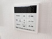 オートバスなので、浴室以外からでも温度調整などの操作ができます。追い炊き機能もついています！2階にバスルームがあるので1階で操作できるのは便利です♪