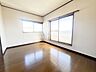 子供部屋：洋室です。結構な広さのお部屋ですのでお片付けも楽ちんです。ベッドを置いて机をおいてテレビをおいてもすっきりとしたお部屋に仕上がります。とても快適なお部屋です。
