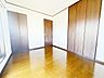 室内：洋室です。結構な広さのお部屋ですのでお片付けも楽ちんです。ベッドを置いて机をおいてテレビをおいてもすっきりとしたお部屋に仕上がります。とても快適なお部屋です。