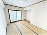 室内：情緒漂う和室。しっとりと落ち着いた雰囲気の和室で気持ちよく寝転がるのも良いものですね。日本に住んでて良かったときっと思えるはずです。
