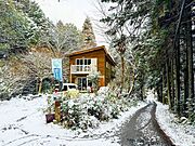 この物件の最大の魅力は、森に囲まれた静かな環境で、小川のせせらぎを楽しむことができる点です。日々の喧騒から離れ、自然の中でリラックスした生活を送ることができます