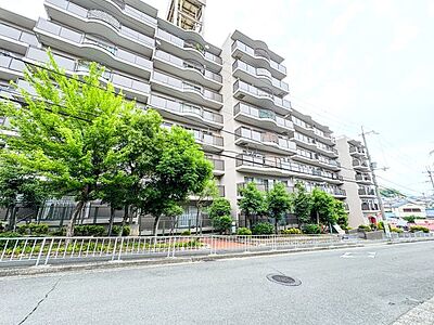 外観:■メゾネットタイプのお部屋です(1階〜2階部分)■専有面積81.57m2■緑の多い閑静な住宅街の一角です■室内は綺麗に仕上がってますので即入居可能 外観:■メゾネットタイプのお部屋です(1階〜2階部分)■専有面積81.57m2■緑の多い閑静な住宅街の一角です■室内は綺麗に仕上がってますので即入居可能