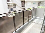 バルコニーです。洗濯物もここに干せばすぐに乾きそうです♪結構な広さがございますので、洗濯物もたっぷり干すことが出来ますね♪