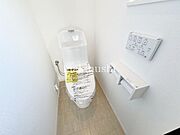 トイレが1、2階にございますので、朝の混雑時に安心して使用できます。トイレは温水洗浄付き便座で毎日清潔に快適にお使いいただけます。