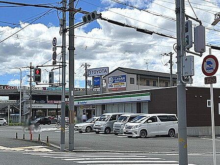 ファミリーマート堺堀上町店 徒歩12分。 940m