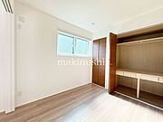 洋室です。収納付きのお部屋ですのでお片付けも楽ちんです。ベッドを置いて机をおいてもすっきりと仕上がります。