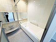 大きな男性でも足を伸ばして入浴する事の出来る大型バスルーム！追い炊き機能も付いてますのでご家族の帰宅時間がバラバラのご家庭でも快適に入浴できますね♪