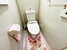 トイレ：何だか落ち着けるトイレ空間です。トイレは快適な温水洗浄便座付きとなっております。こんな綺麗にお手入れされたトイレは本当に嬉しいです。