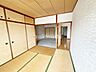 和室：情緒漂う和室。しっとりと落ち着いた雰囲気の和室で気持ちよく寝転がるのも良いものですね。日本に住んでて良かったときっと思えるはずです。