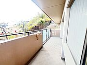 バルコニーです。洗濯物もここに干せばすぐに乾きそうです♪結構な広さがございますので、洗濯物もたっぷり干すことが出来ますね♪