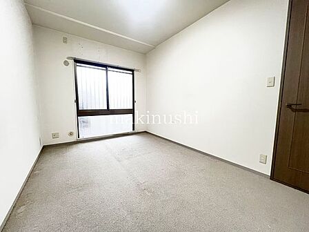 洋室です。収納付きのお部屋ですのでお片付けも楽ちんです。ベッドを置いて机をおいてテレビをおいてもすっきりとしたお部屋に仕上がります。とても快適なお部屋です。