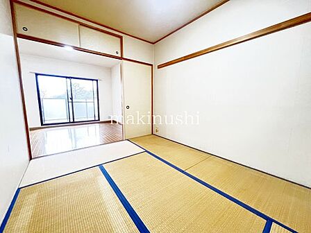 情緒漂う和室。しっとりと落ち着いた雰囲気の和室で気持ちよく寝転がるのも良いものですね。日本に住んでて良かったときっと思えるはずです。
