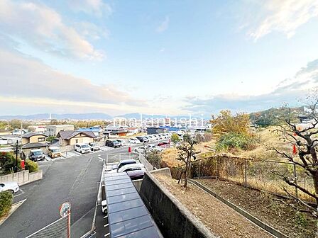 眺望です。本当に眺めがよく、ずっと見ていられます。山、緑の自然と都市機能が調和した大阪狭山市です。