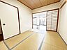 和室：情緒漂う和室。しっとりと落ち着いた雰囲気の和室で気持ちよく寝転がるのも良いものですね。日本に住んでて良かったときっと思えるはずです。