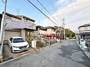 ■パス停まで徒歩2分（南海高野線金剛駅と南海泉北線泉ヶ丘駅に行きます）■駐車場付きのお家です■南向きで日当たり良好■屋根裏収納のある家■いつでもご見学可能です■